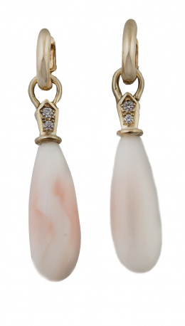 157.  Pendientes largos con gotas de coral piel de angel encabezadas por brillantes, que penden de criolla. Desmontables