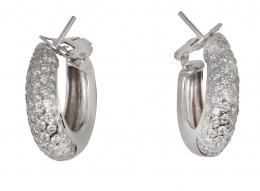 232.  Pendientes criollas anchas con pavé de brillantes en el frente