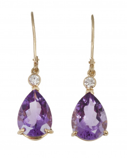 274.  Pendientes largos de amatista talla pera que pende de chatón de brillante
