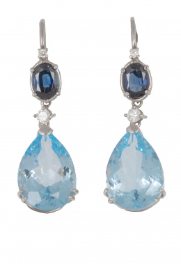 234.  Pendientes largos con perillas de topacios azules que penden de zafiros ovales entre brillantes