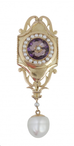 76.  Broche S. XIX con diseño de cartela con amatista central orlada de perlas finas y adornada por flor de perla central 
