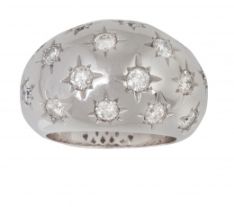 187.  Sortija ancha bombée cuajada de brillantes en marcos de estrella