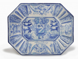 821.  Fuente en cerámica esmaltada en azul y blanco con escudo en el asiento. Talavera, Ruiz de Luna, pp. del S. XX.