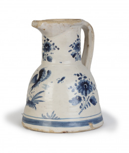 1092.  Jarrra vinajera en cerámica esmaltada en azul y blanco con decoración floral.Cataluña, S. XVIII.