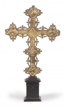 1085.  Cruz en bronce dorado, S. XVISobre peana de madera.