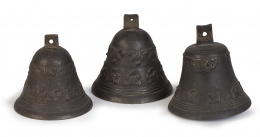1088.  Lote de tres campanas de bronce, S. XVIII