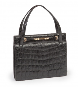 293.  Bolso mediano de piel de cocodrilo negro con asa corta