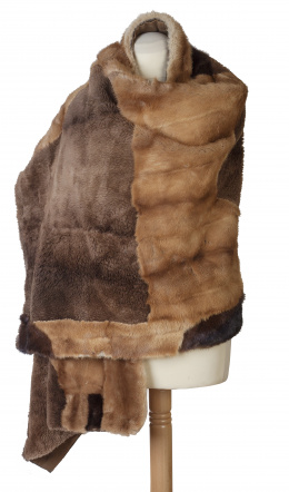 347.  Manta de piel de visón y cordero combinadas en diferentes tonos de castaño claro a marrón