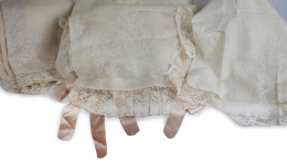 941.  Juego de cama compuesto por almohada, colcha y parte de abajo con cintas rosas y tapete, pp. del S. XX.