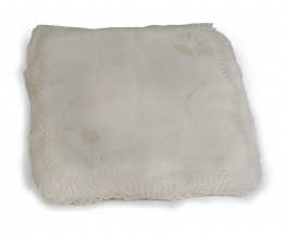 907.  Funda de almohada de la reina María Cristina de Habsburgo (1858-1929) con inscripción "María Cristina" bajo corona real en dos de las esquinas, ff. del S. XIX.