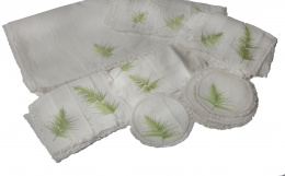 958.  Juego de hilo blanco con abetos bordados en hilo verde y flecos, compuesto por: 16 servilletas, 16 manteles individuales y 16 tapetes para pan; pp. del S. XX.