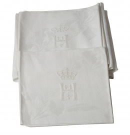 959.  Juego de nueve servilletas en hilo blanco con la inicial "H" bordada bajo corona ducal y decoración floral, pp del S. XX.