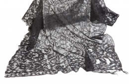 896.  Velo de misa en encaje negro con decoración floral, pp. del S. XX.