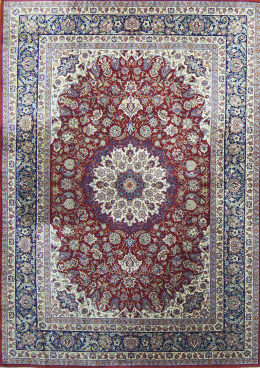931.  Alfombra en lana con medallón central, campo granate y cenefa de flores.Persia, S. XX.