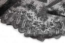 982.  Mantilla romboidal de chantilly con ramilletes de flores, pp del S. XX.