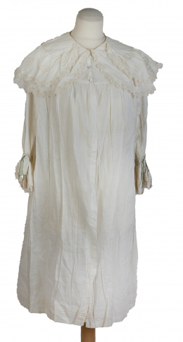 945.  Camisón de hilo blanco con bordado calado en cuello y puños y lazos verdes, pp. del S. XX.