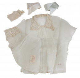 919.  Lote de camisita con cuello de encaje e iniciales "B.E." en hilo rosa y tres cintas de raso, pp. del S. XX.