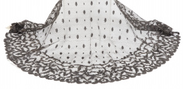 981.  Velo de misa triangular en encaje negro con diseño de malla, pp. del S. XX.