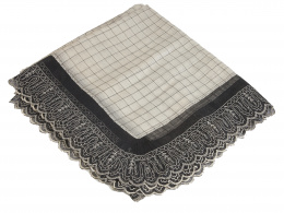 902.  Mantel bordado en blanco con cuadrados y cenefa bordeada en negro con motivos vegetales bordados a cadeneta, quizás tejido de piña.Filipinas, ff. del S. XIX - pp. del S. XX.