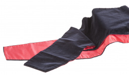 956.  Banda en terciopelo negro con seda roja en el interior, S. XX.