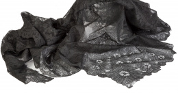 952.  Mantilla triangular bordada y colada en hilo negro con ramilletes de flores, pp. del S. XX.