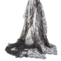 955.  Mantilla triangular en encaje negro con puntillas, plumatti y cenefa de motivos de flores., pp. del S. XX.