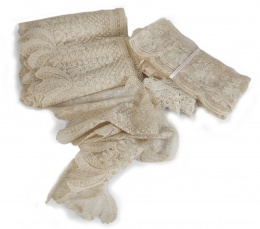 921.  Lote formado por varias piezas de encaje valencienne, una con decoración floral, S. XIX.