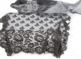 949.  Cuello de chantilly con flores bprdadas y tres frgmentos rectangulares, S. XX.