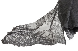 974.  Tira de encaje negro con decoración floral, pp. del S. XX.