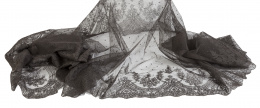 951.  Mantilla rectangular en chantilly negro y plumetti con decoración floral en el perímetro, S. XX