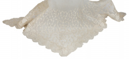 980.  Mantilla triangular en hilo blanco con motivos bordados y hojas en los extremos, S. XX.