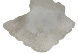 934.  Pañuelo bordado con escudo bajo corona de príncipe y las iniciales C.C.B entrelazadas, con encaje con motivos florales, pp. del S. XX.