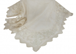 988.  Pañuelo de batista bordado con decoración floral, pp. del S. XX.