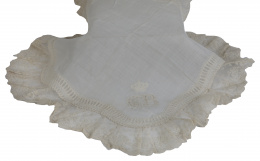 928.  Pañuelo con iniciales "CB" bajo corona ducal con grandeza rematado por encaje, primera mitad del S. XX.