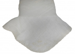 927.  Pañuelo de la reina María Cristina de Habsburgo (1858-1929), con el nombre "Cristina" bajo corona real bordado en dos de las esquinas y cenefa de encaje, último cuarto del S. XIX.