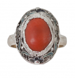 27.  Sortija con cabuchón de coral y montura en plata con esmalte cloisoné