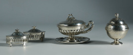 897.  Azucarero neoclásico punzonado, decorado con gallones, con palmetas y rematado por hojas.Madrid, Martínez 1800..