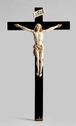 1173.  Cristo en marfil tallado.Sobre cruz de madera ebonizada,S. XVII-XVIII.