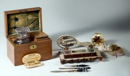 580.  Juego de escritorio de tres piezas de agata y plataFrancia, París, 1809-1819 .