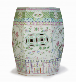 1109.  Asiento octogonal para jardín en porcelana de familia rosa. de exportación.Dinastía Quing (1644-1912).China, S. XIX.