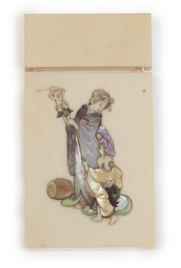 1122.  Tarjetero Shibayama en marfil tallado con incrustaciones de madreperla y piedra dura.Japón, periodo Meiji, S. XIX