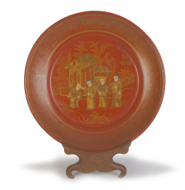 1118.  Plato en laca Dy roja y dorada representando escena central con cuatro personajes en un jardín.China, Dinastía Qing.