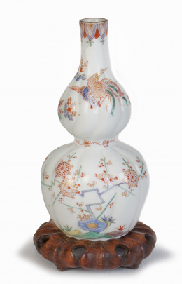 1107.  Botella japonesa en porcelana kakiemon.Japón, Periodo Edo (1603-1868)Marca en la base Fuku.