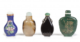 1104.  Lote compuesto por cuatro botellas de rapé, una de ellas en malaquita tallada, S. XIX