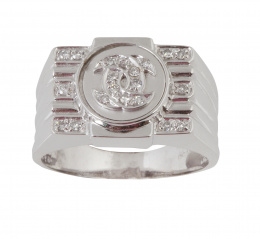 238.  Prog. 43673. . Sortija de brillantes tipo sello estilo Chanel con dos "C"entrelazadas y bandas de brillantes