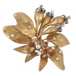 275.  Prog 68526. Broche años 50 de diseño floral de brillantes; realizado en oro amarillo mate con flores que coronan los bulbos realizadas con platino y brillantes