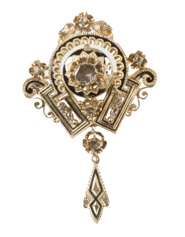 38.   Prog.65535. Broche S. XIX en forma de herradura con motivos geométricos adornada por un diamante talla rosa central