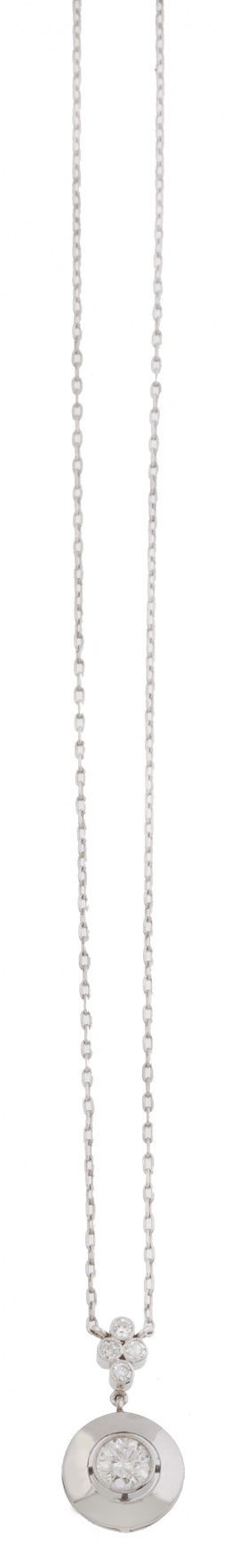 188.  Colgante con chaton de brillante central en marco liso cicular que pende de rombo de brillantes