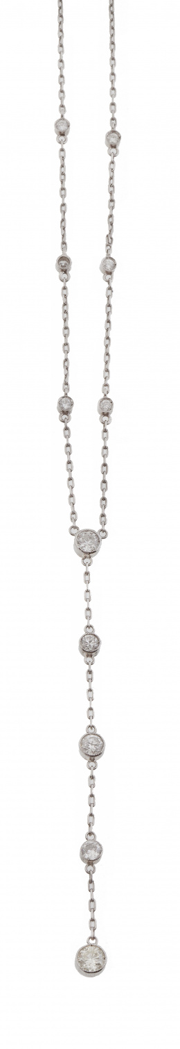 132.  Collar largo de chatones de brillantes con línea colgante central de cinco chatones articulados