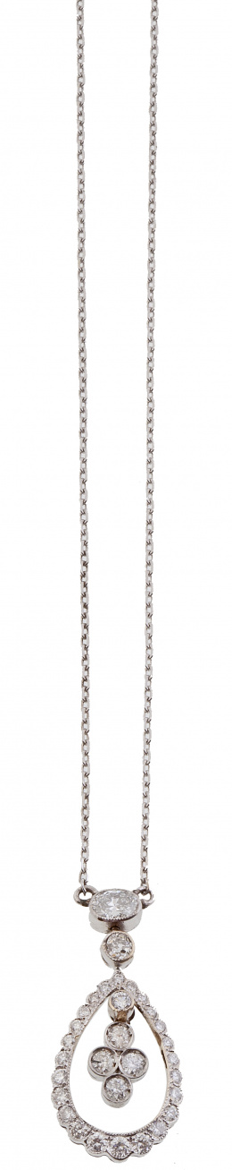 123.  Pendentif de brillantes en forma de lágrima de chatones con trébol colgante en el interior